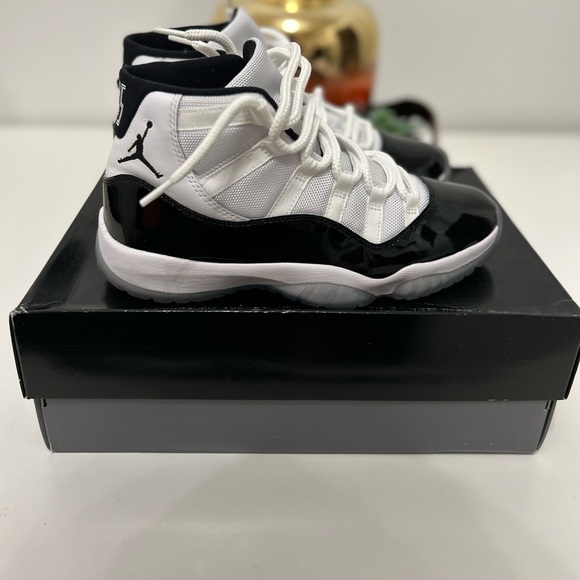 Air Jordan 11 Retro, White/Black Concord - Picture 7 of 9